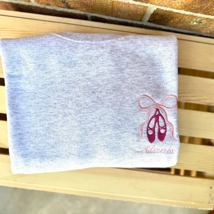 Swain Co. Embroidery & Press - Vente Sweat-shirt – femme - Sweatshirt Ras-du-Cou Brodé avec Chaussons de Ballet Personnalisés & Nœud | Sweatshirt Personnalisé avec Nom de Danse | Cadeau de Ballet pour Danseur | Vêtements pour Équipe de Danse2
