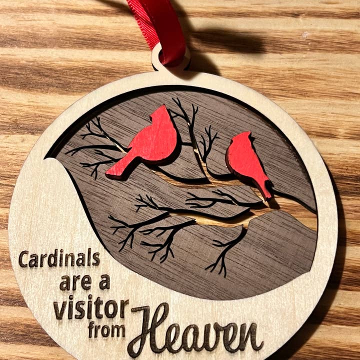 Ornement en bois à plusieurs couches avec ruban rouge des Cardinaux Célestes pour la vente par Turnmeyers