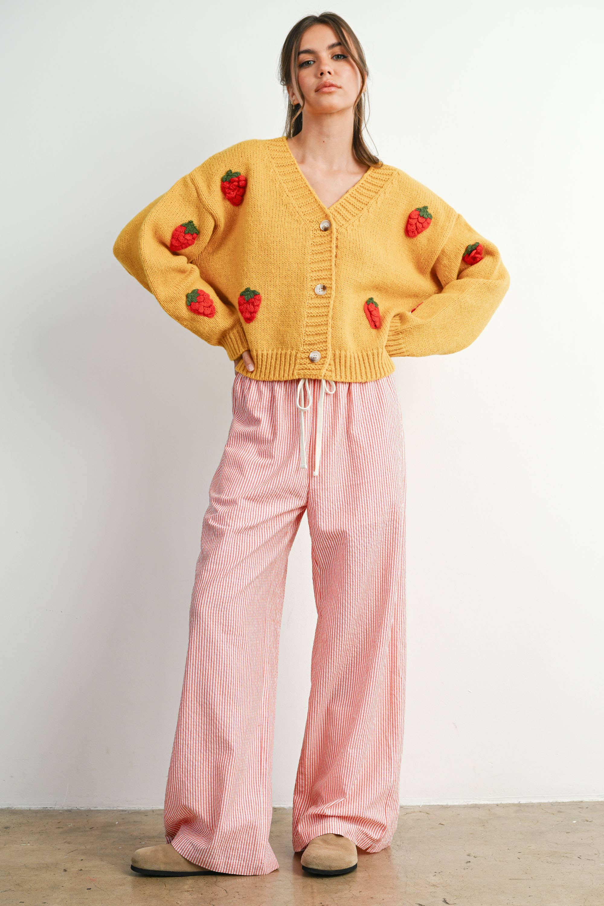 BUTTERMELON – Großhandel Strickjacke – Damen – Kurzer Cardigan mit Erdbeerstickerei - BMC760920