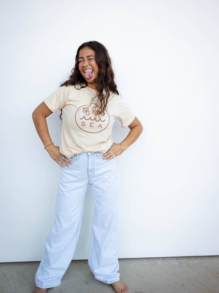 T-shirt avec logo pour adultes en crème pour la vente par Of One Sea