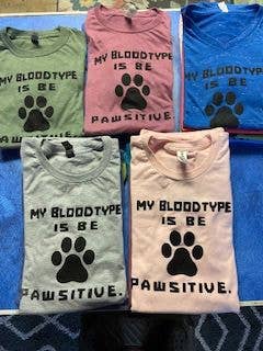 Mi tipo de sangre es pawsitive - elección del artista para venta al por mayor de Taproot Tees