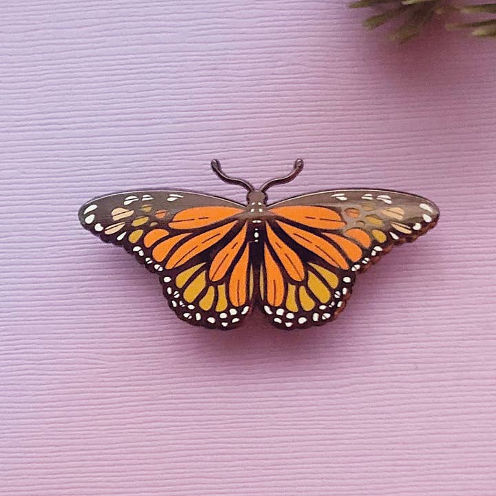 Alum and Ink - Venta al por mayor Botón/prendedor - Alfiler esmaltado con diseño de mariposa monarca (Danaus plexippus)1