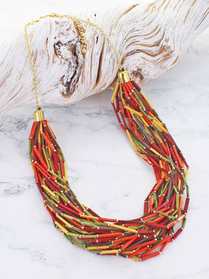 COLLIER EN PERLES D'HERBE À MULTI-RANGS pour la vente par Suzie Blue