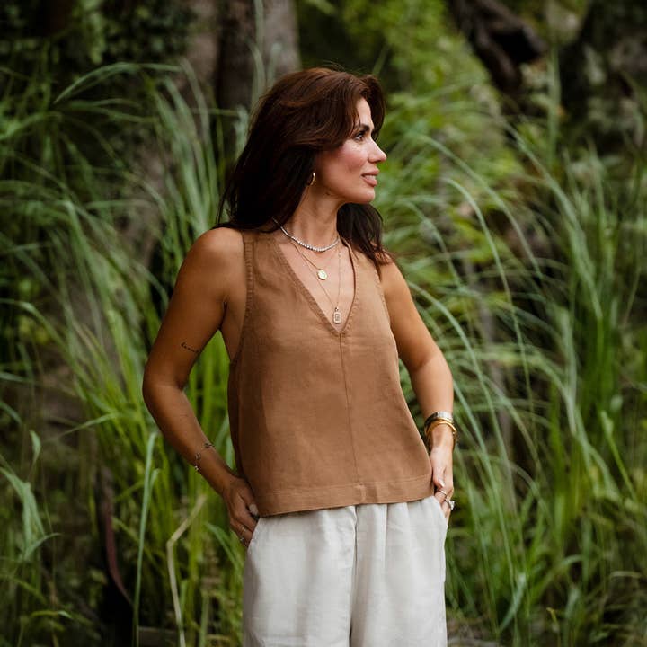 Canotta in lino con spalline larghe incrociate sul retro - Marrone per la vendita all'ingrosso da parte di Moa