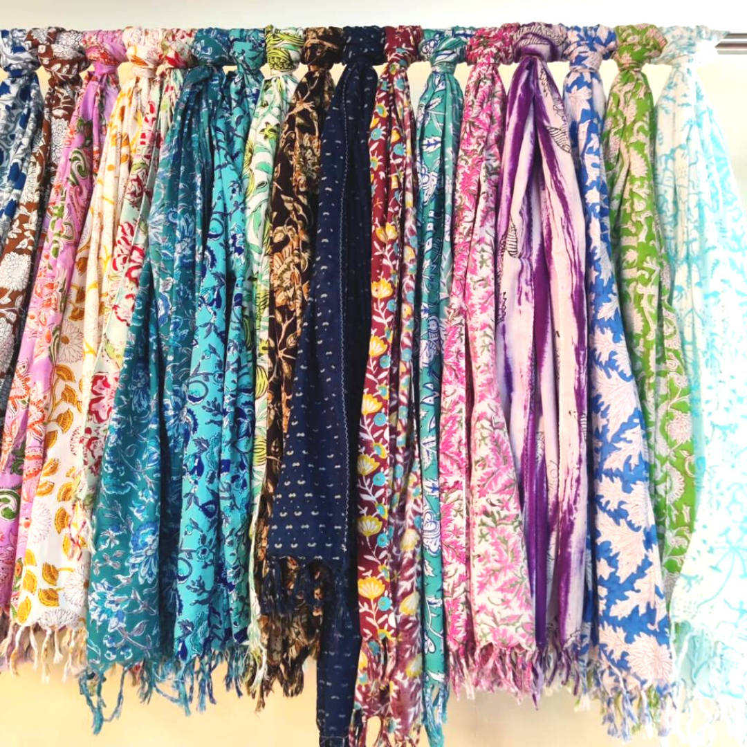 The Indian Bazaar – Großhandel Schal – Damen – Bunte, handbedruckte Baumwollschals mit Quasten – verschiedene Designs2