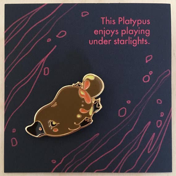 Platypus Emalje Pin for engroshandel hos Vuduberi
