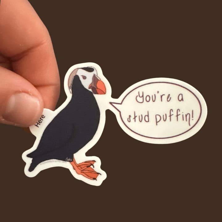És um Stud Puffin! - Autocolante Puffin Pun 3in por atacado de Artwork by Sophia