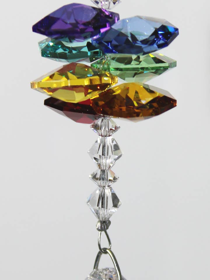 Attrape-soleil à brins octogonaux Rainbow Chakra avec boule AB de 20 mm pour la vente par Silver Deer Crystal