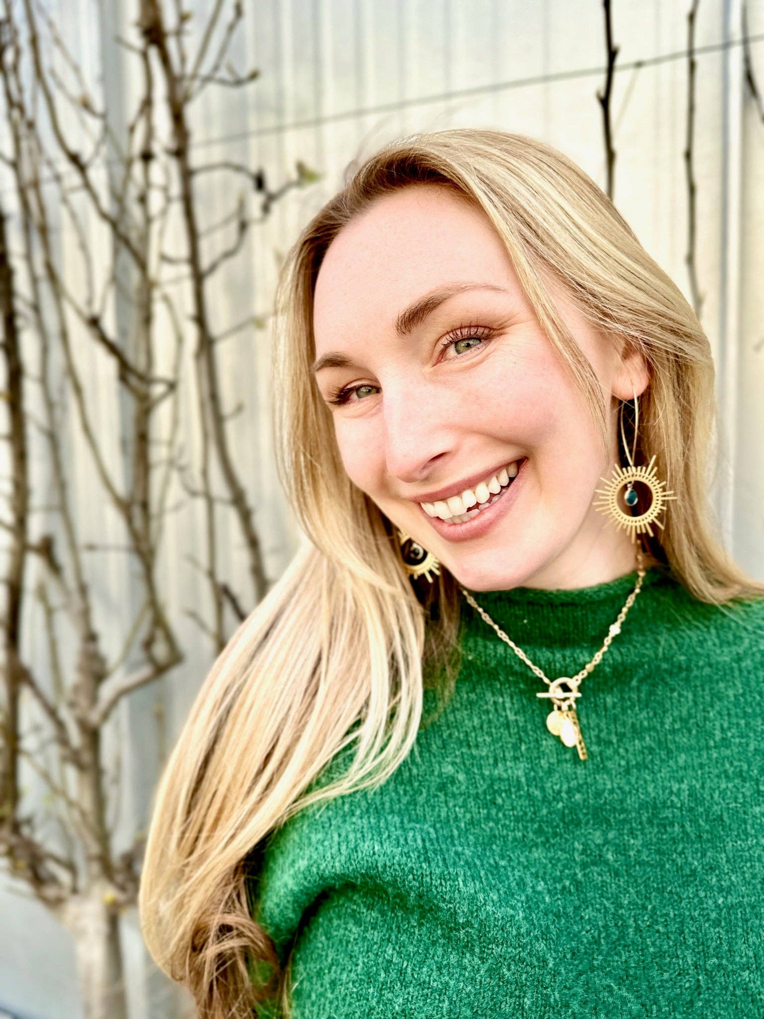 Moxie Collective (formerly Atonement Design) - Vendita all'ingrosso Orecchini pendenti - Orecchini Sunburst in ottone blu pavone3