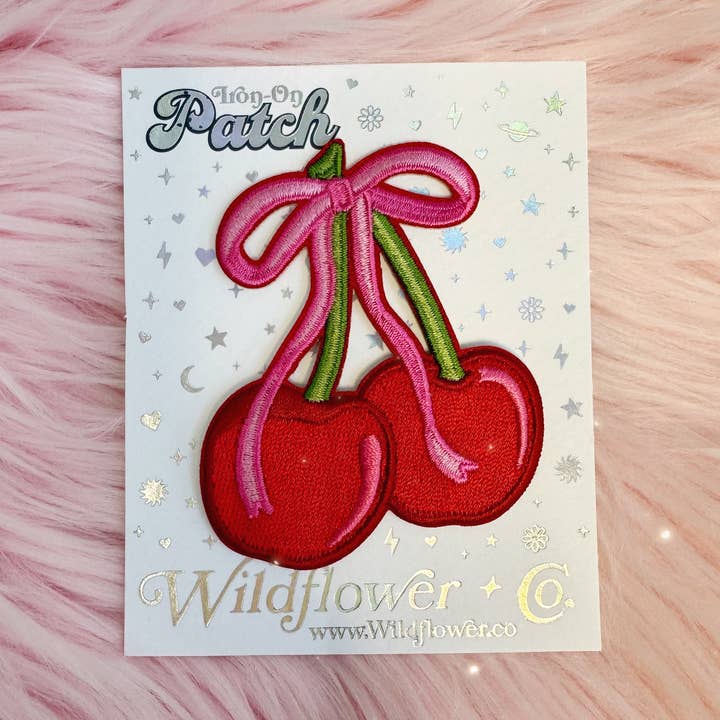 Körsbär med Bow Patch för wholesale av Wildflower + Co.