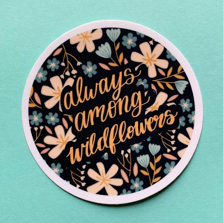 Autocollant circulaire Toujours parmi les fleurs sauvages pour la vente par Ellie Jean Art