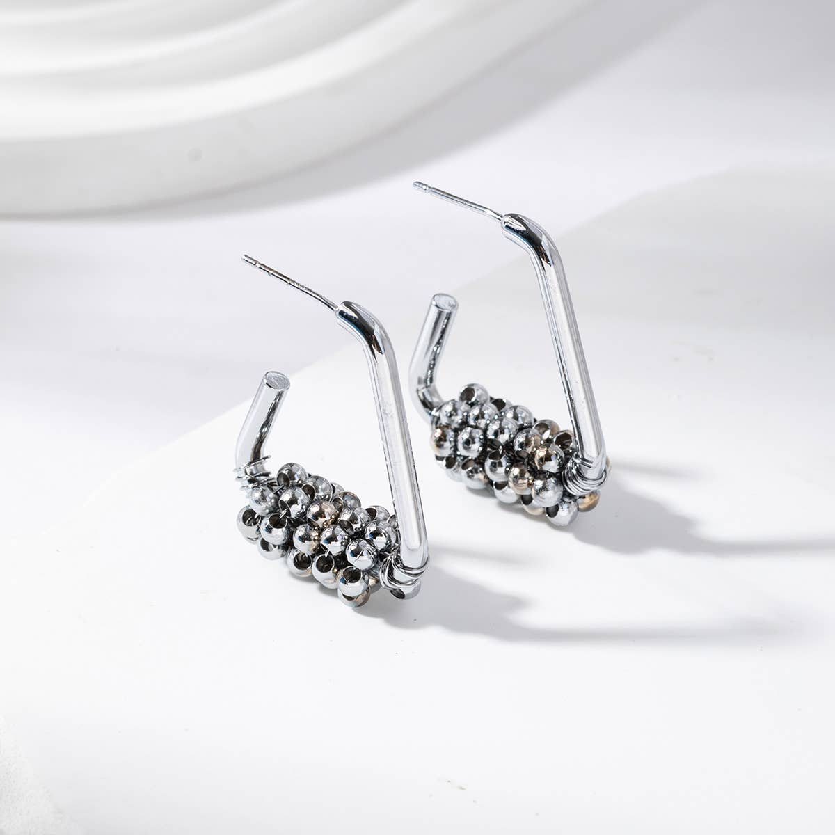 Lovelika – Engroshandel Enkeltøreringe – Triangle-øreringe i hoop-stil - Lola1