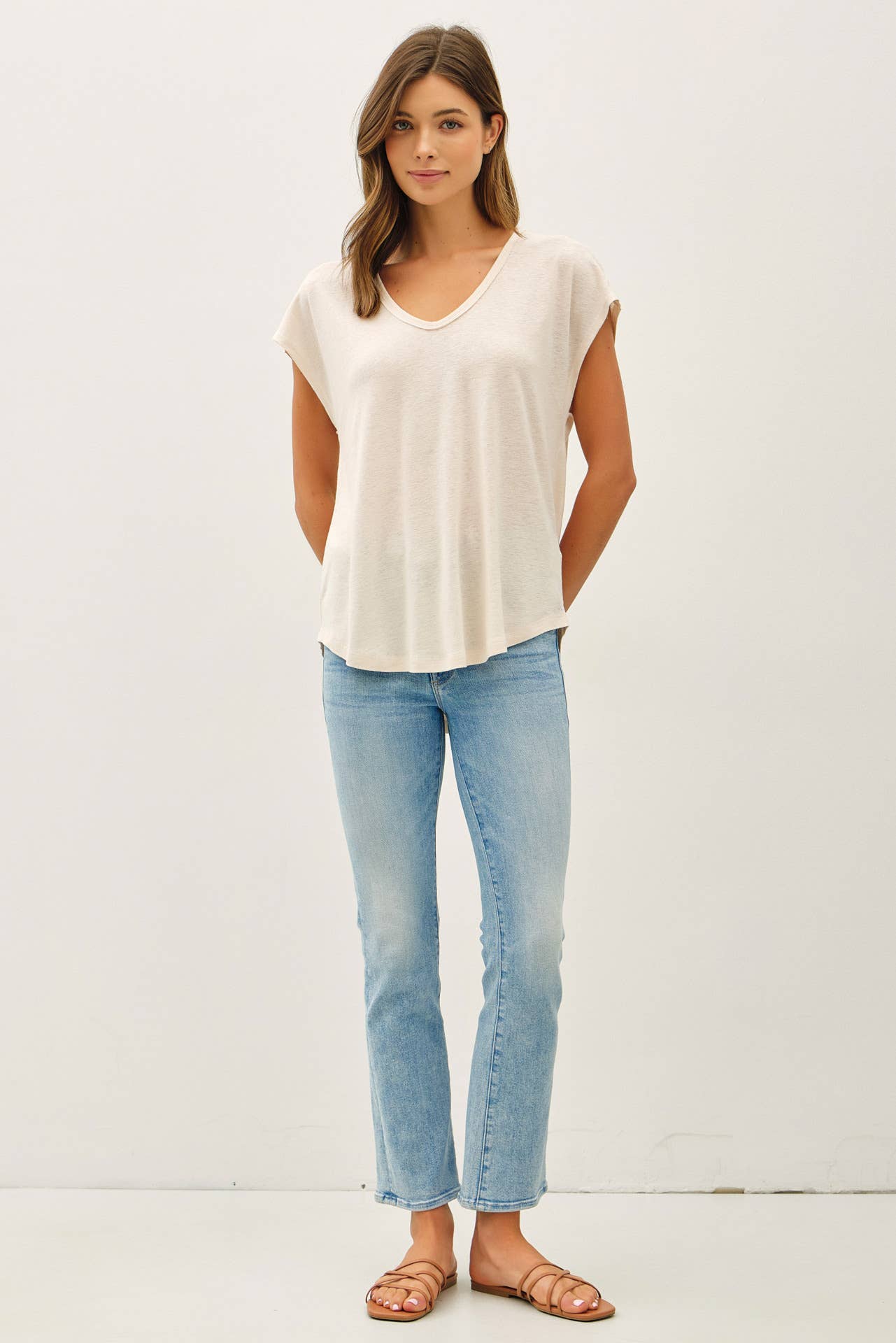 Be Cool - Wholesale T-Shirt - Women's - BACK RAW EDGE DETAILED V-NECK LINEN TEE 12