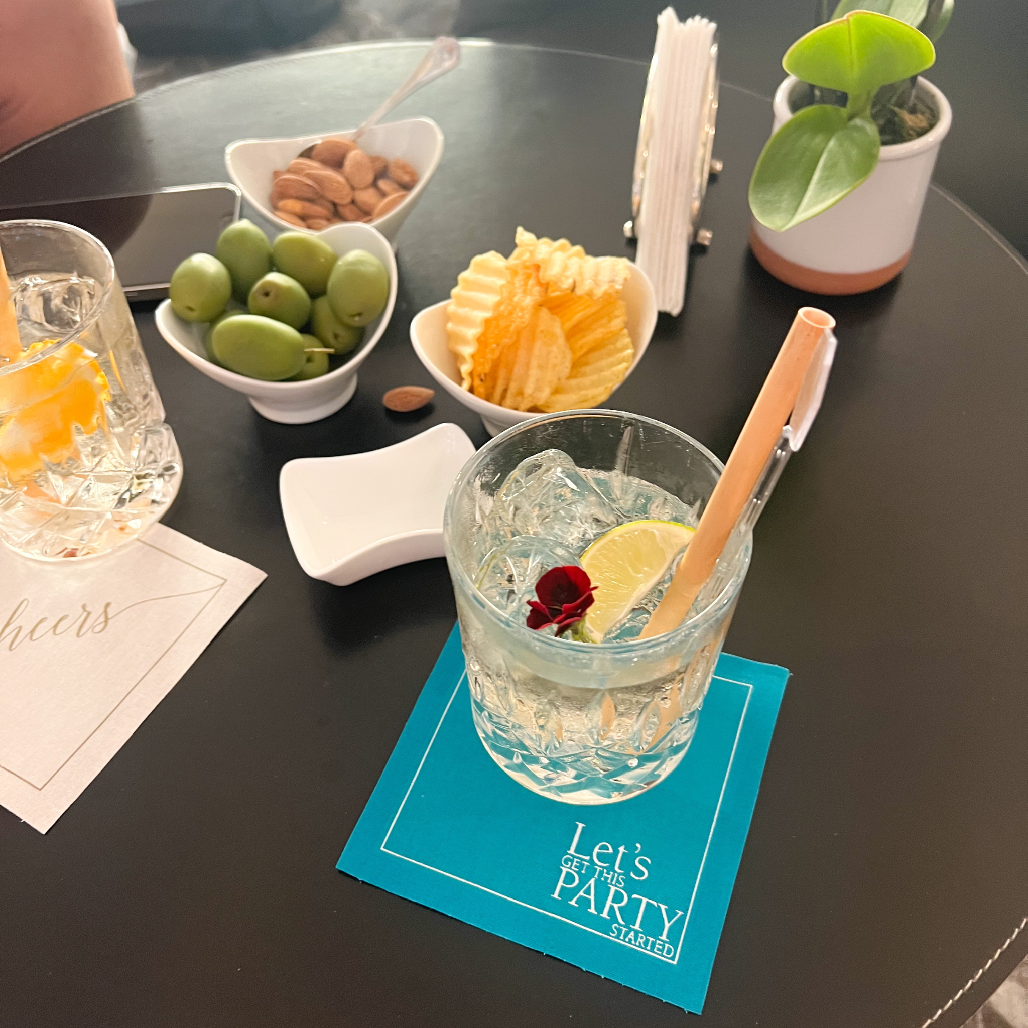 Table Theory (Formerly Toasting with Tara) - Vente Serviettes jetables - Rouleau de Serviettes à Cocktail en Coton : Le Vrai Turquoise (Bleu Électrique)9