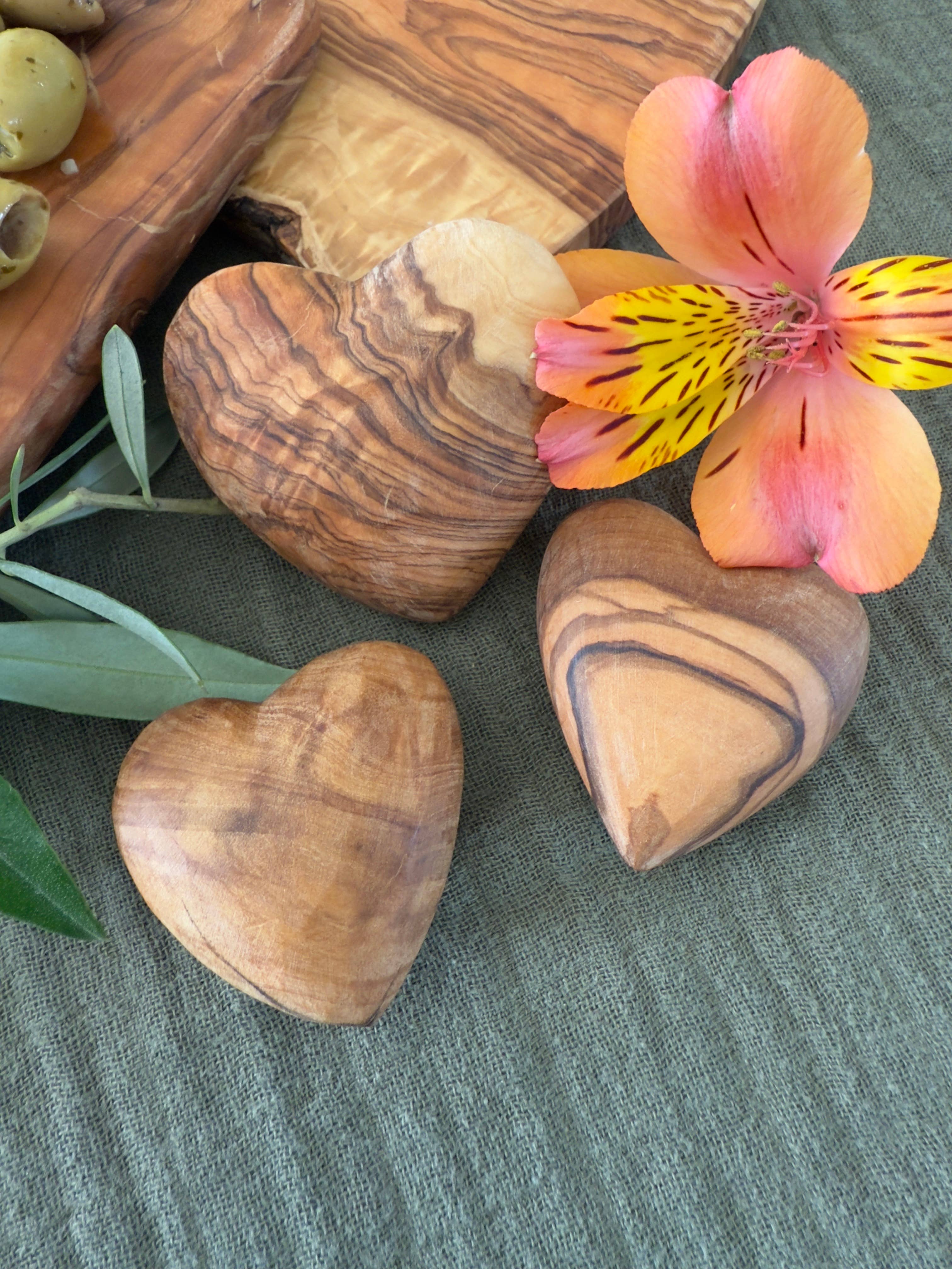 ZINE & LYNE - Wholesale Decorative Tabletop Object - decorative heart in olive wood0