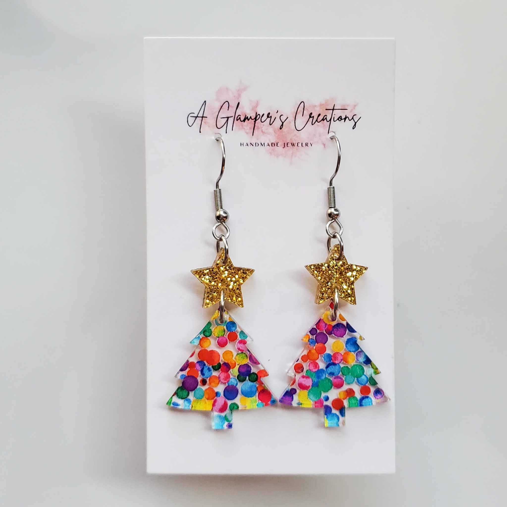 A Glamper's Creations LLC - Vendita all'ingrosso Orecchini pendenti - Orecchini in acrilico a forma di albero di Natale, puntini arcobaleno e stella dorata1