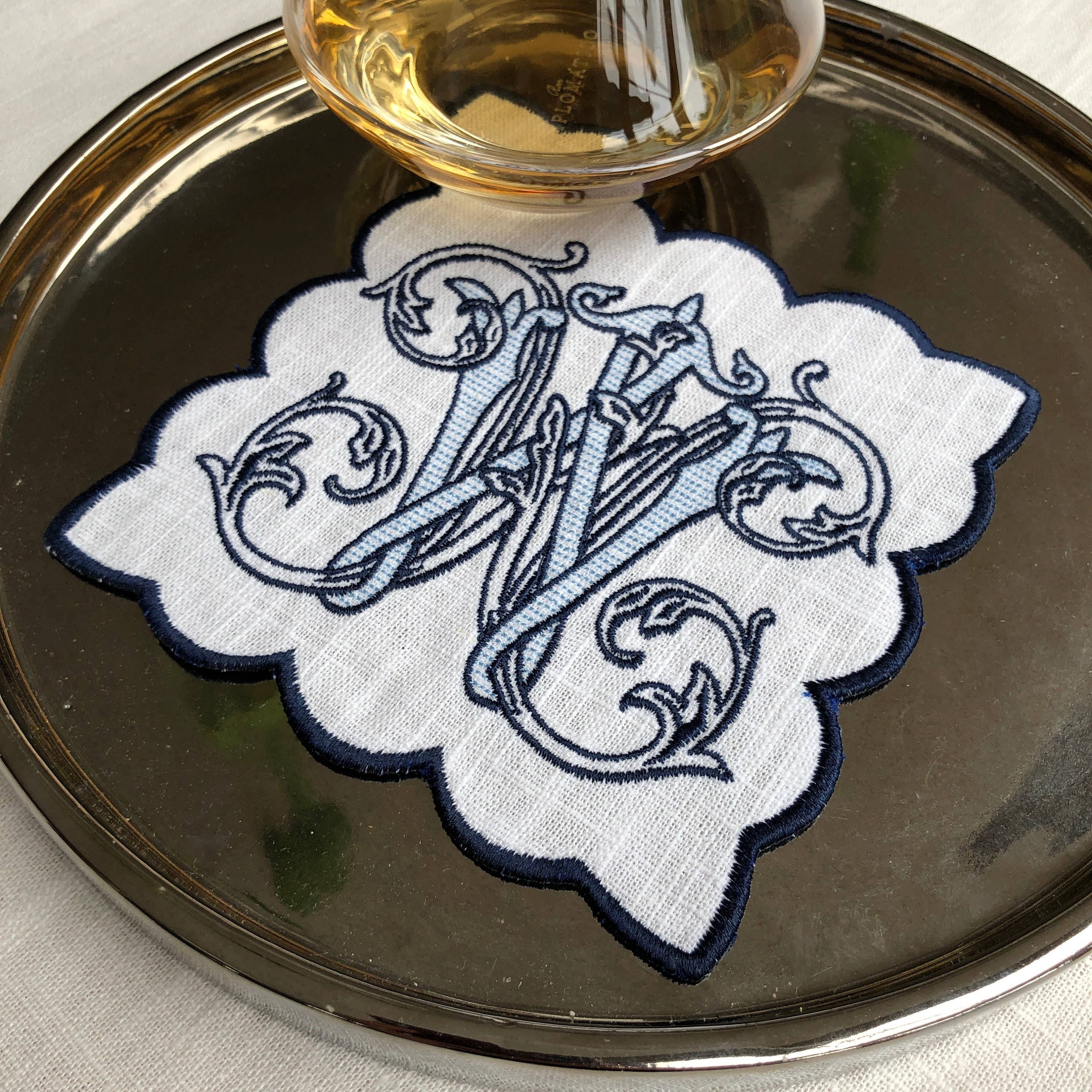 Belle Linen – wholesale Dinner & cloth napkin – Set of 4 Vintage Monogram Scalloped Linen Cocktail Napkins0