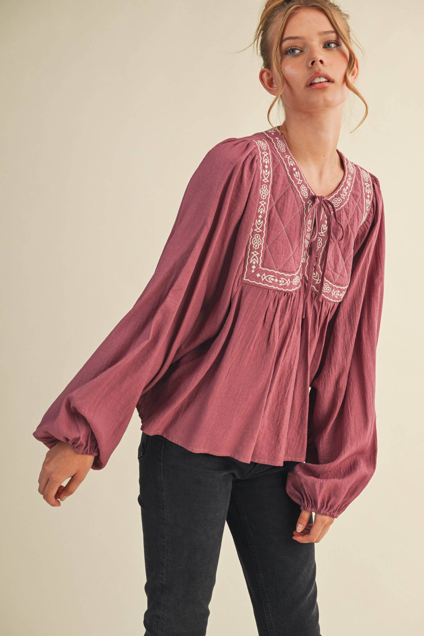 &MERCI - Vendita all'ingrosso Camicetta - Donna - Blusa con maniche a palloncino e rifiniture ricamate MTP422311