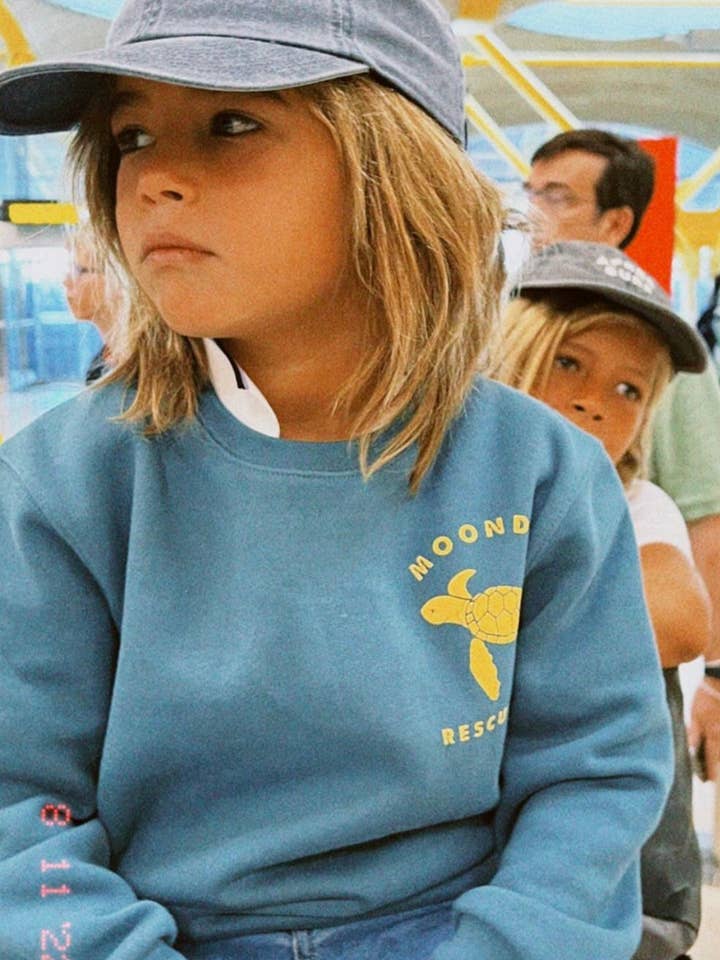 Felpa Rescue Camp per sostenere il salvataggio delle tartarughe per la vendita all'ingrosso da parte di MOONDAY