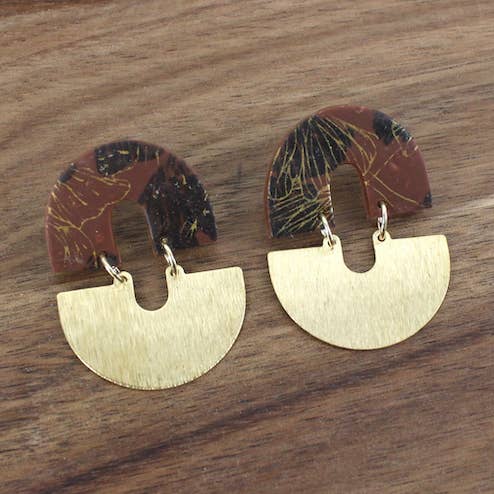 Boucles d'oreilles en forme de fer à cheval avec accents métalliques dorés et imprimés en caoutchouc E24060 pour la vente par Pretty Persuasions