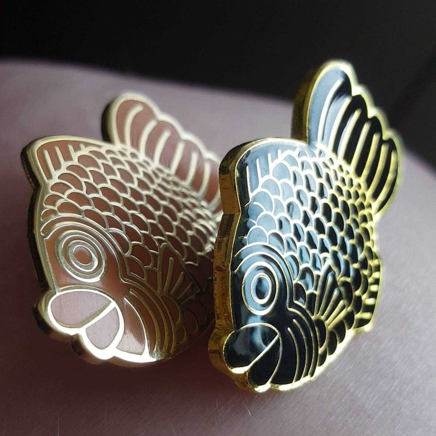 Opalescent Eel Illustration & Design - Wholesale Lapel Pin/Button - Taiyaki Hard Enamel Pin3