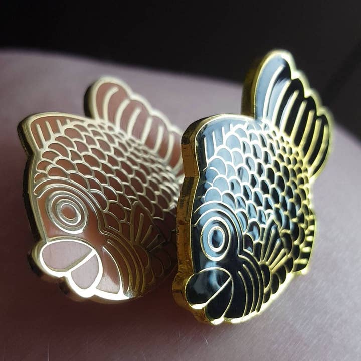 Opalescent Eel Illustration & Design - Wholesale Lapel Pin/Button - Taiyaki Hard Enamel Pin3