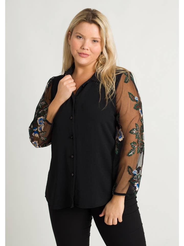 235015 - Bluse mit Spitzensäumen aus der Frühlings-Sommer-Kollektion in großen Größen für den Großhandel von Teresa Cardoso Oliveira