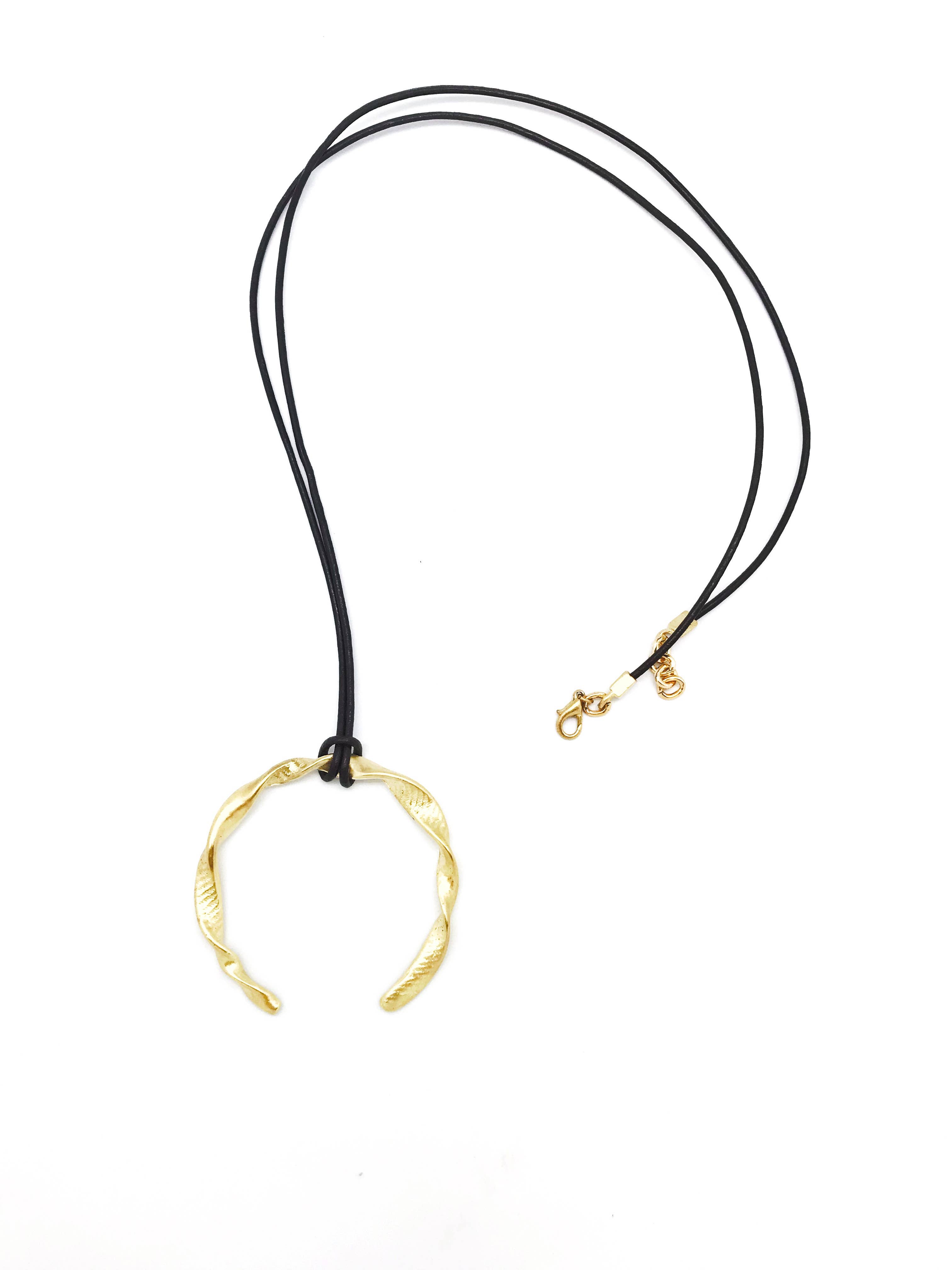 Gloria Mago - Wholesale Halskettinghanger - Lange zwarte leren ketting met goudkleurige maan hanger, 80 cm