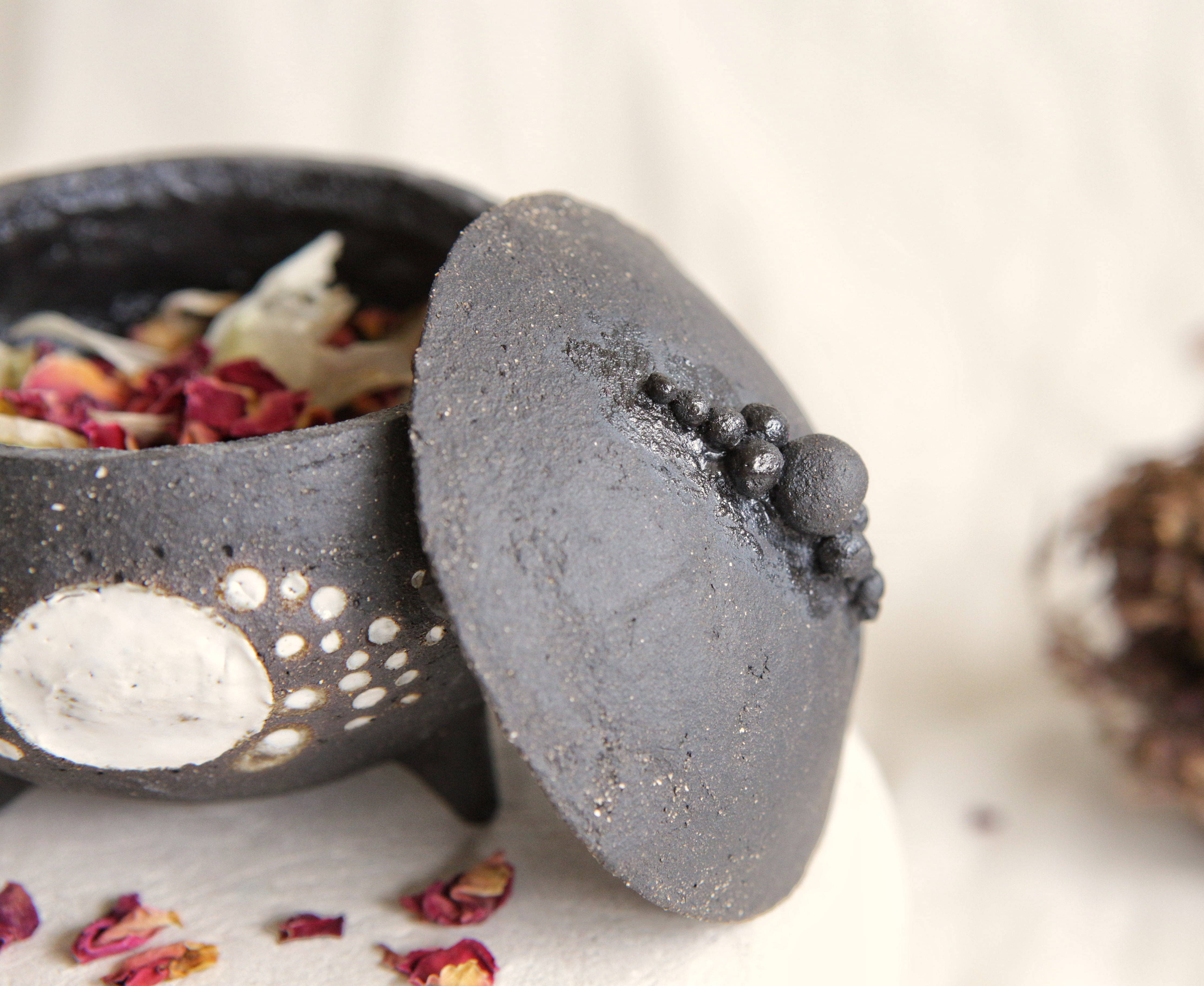 Nuria Vela Ceramica - Vente Porte-encens - Chaudron en céramique noir et blanc avec couvercle et poignées2