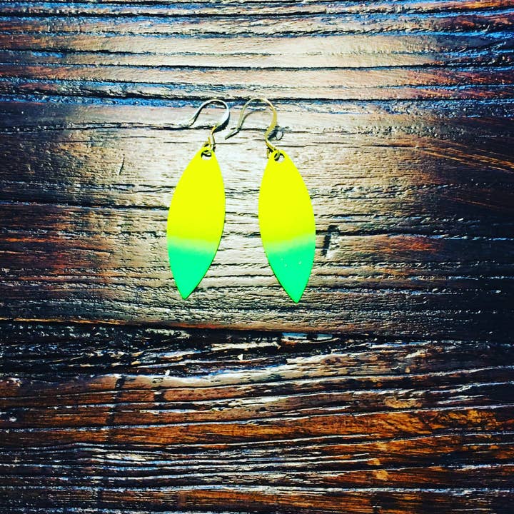 Orecchini Surfs Up per la vendita all'ingrosso da parte di JAG/ged Edge Jewelry