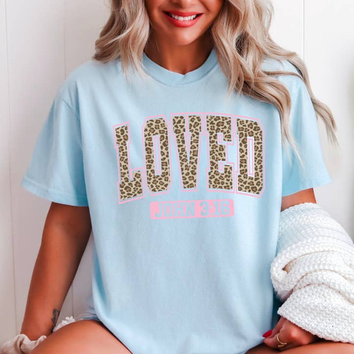 Shoppe SHC - Venta al por mayor Camiseta serigrafiada - Mujer - Camiseta de San Valentín Amada por Leopardo | Comfort Colors13