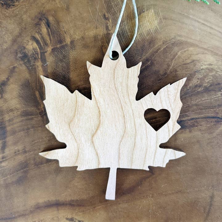Foxwood Gifts Canada – wholesale Prydnad – Kanadensisk trädekoration i lönnlöv med hjärta – tillverkad i Kanada2