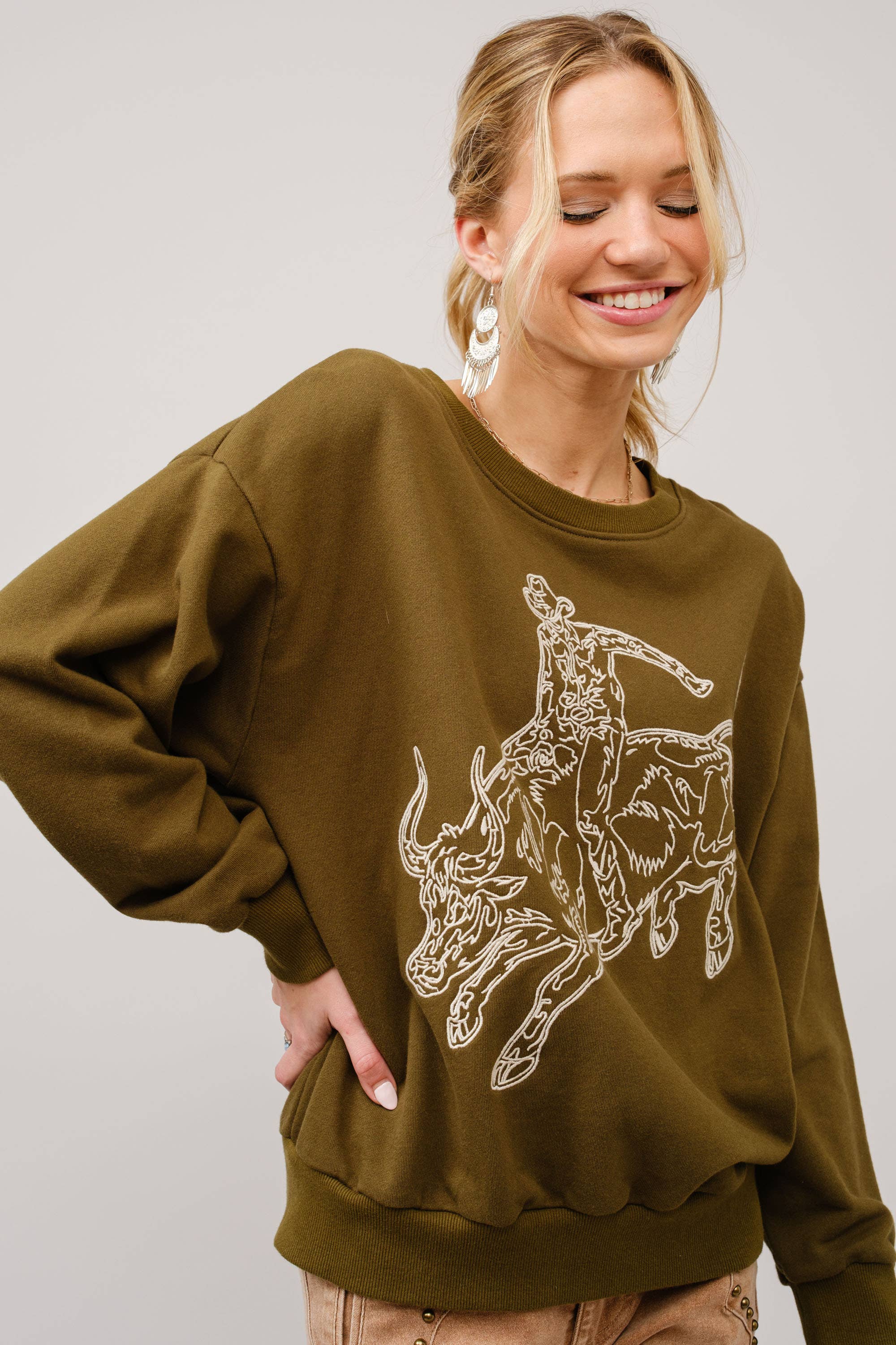 Blue B – Engroshandel Grafisk Sweatshirt - Dame – 36327T - Broderet western pullover-sweatshirt6