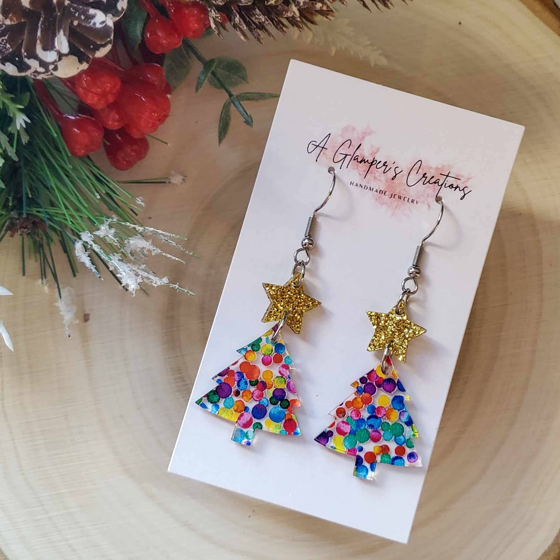 A Glamper's Creations LLC - Vendita all'ingrosso Orecchini pendenti - Orecchini in acrilico a forma di albero di Natale, puntini arcobaleno e stella dorata2