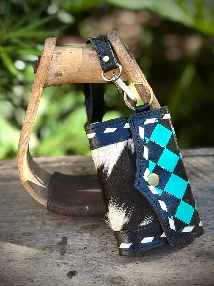 Porte-cartes en cuir de vachette à carreaux avec dragonne pour la vente par Southern Junkie Gypsy Boutique