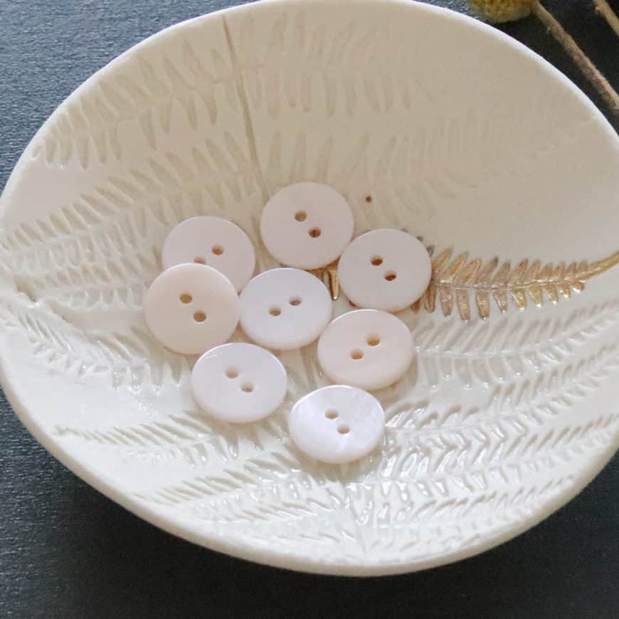 Lise Tailor - Wholesale Sewing Button/Snap - Flat mother-of-pearl buttons with 2 holes26