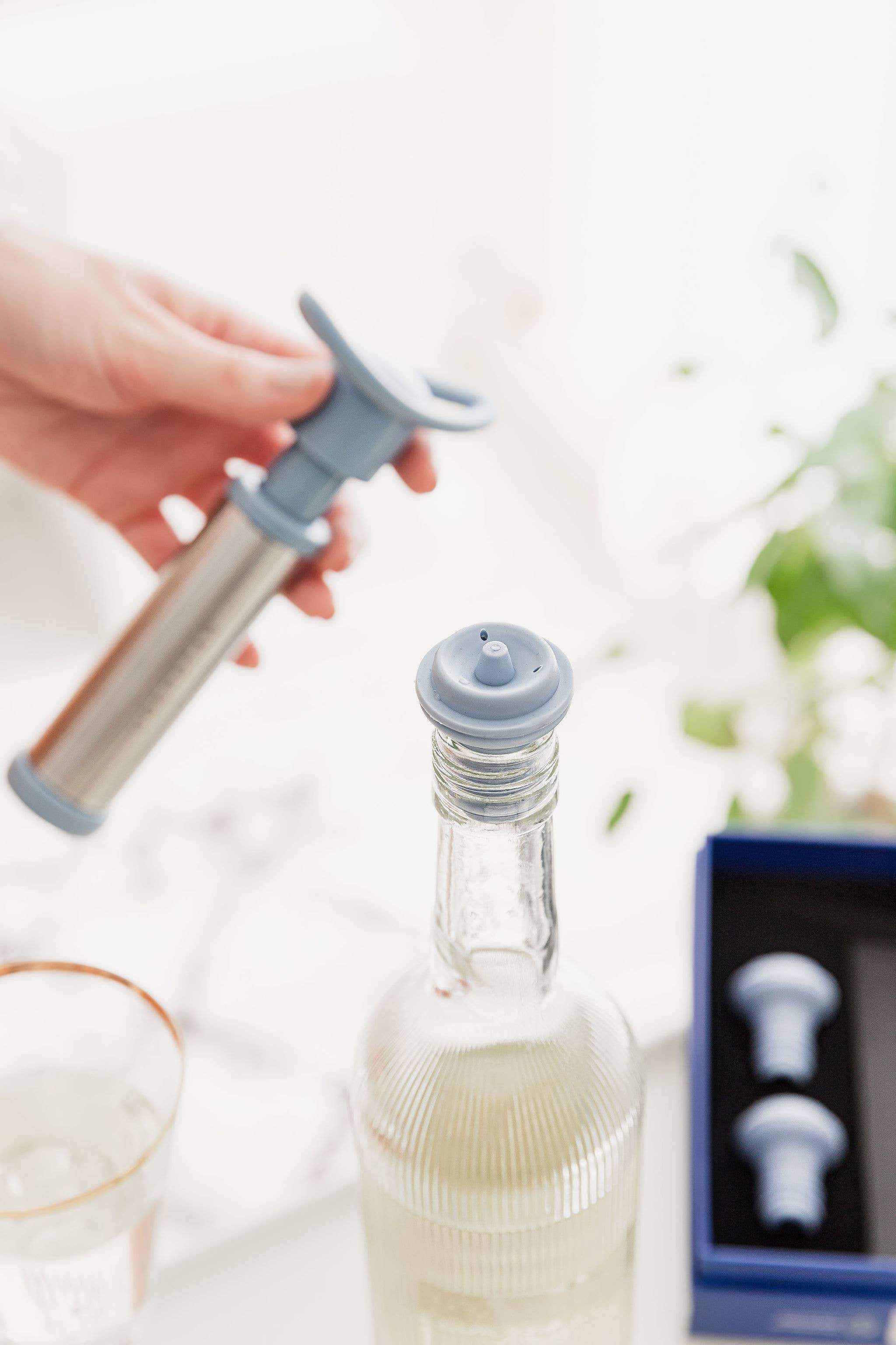 UBERSTAR – wholesale Wine preserver – Wine Saver - Vacuum Pump Preserver and Stopper Gift Set1