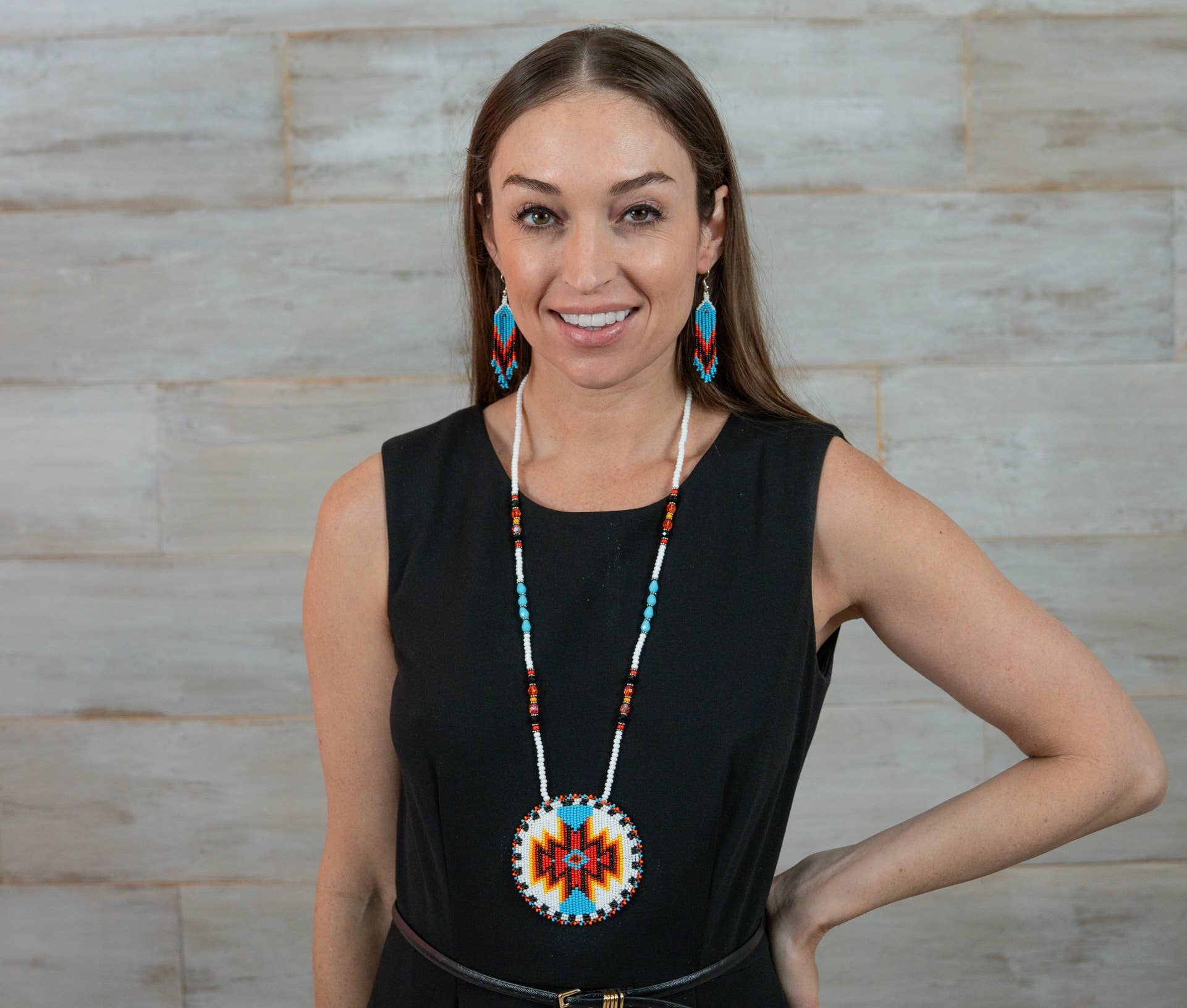 BEADS CORNER – Conjunto de joias por atacado – Conjunto de brincos de colar medalhão branco vermelho com contas artesanais5