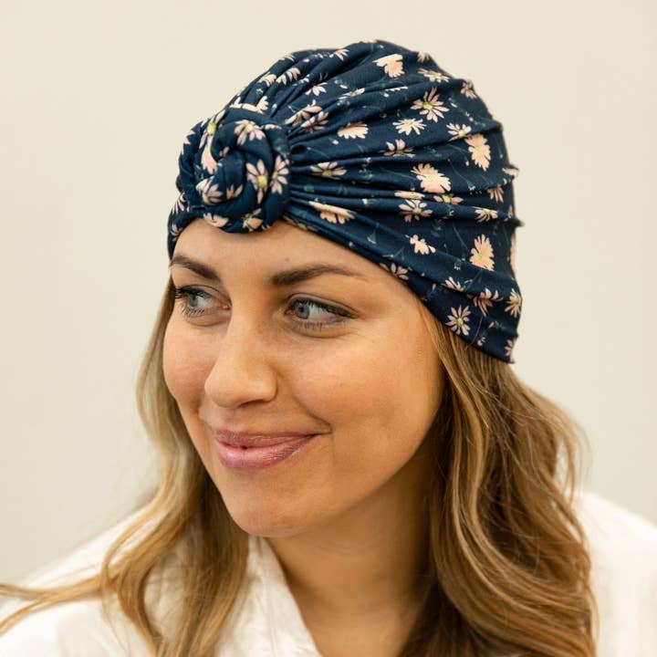 Volledige bedekking hoofddoek in Anna’s madeliefjes – rekbaar en blijft zitten voor wholesale door Headbands of Hope | One Purchased One Donated