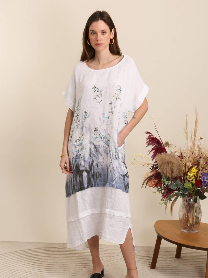 Lang hørkjole med blomsterprint og rund hals REF 72225 for engroshandel hos LÉA & LUC