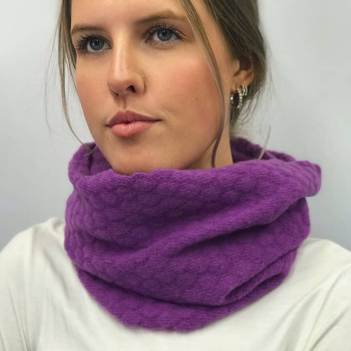 JBK Strick-Snood mit langem Wickel, Violett für den Großhandel von Janet Byrne Knitwear