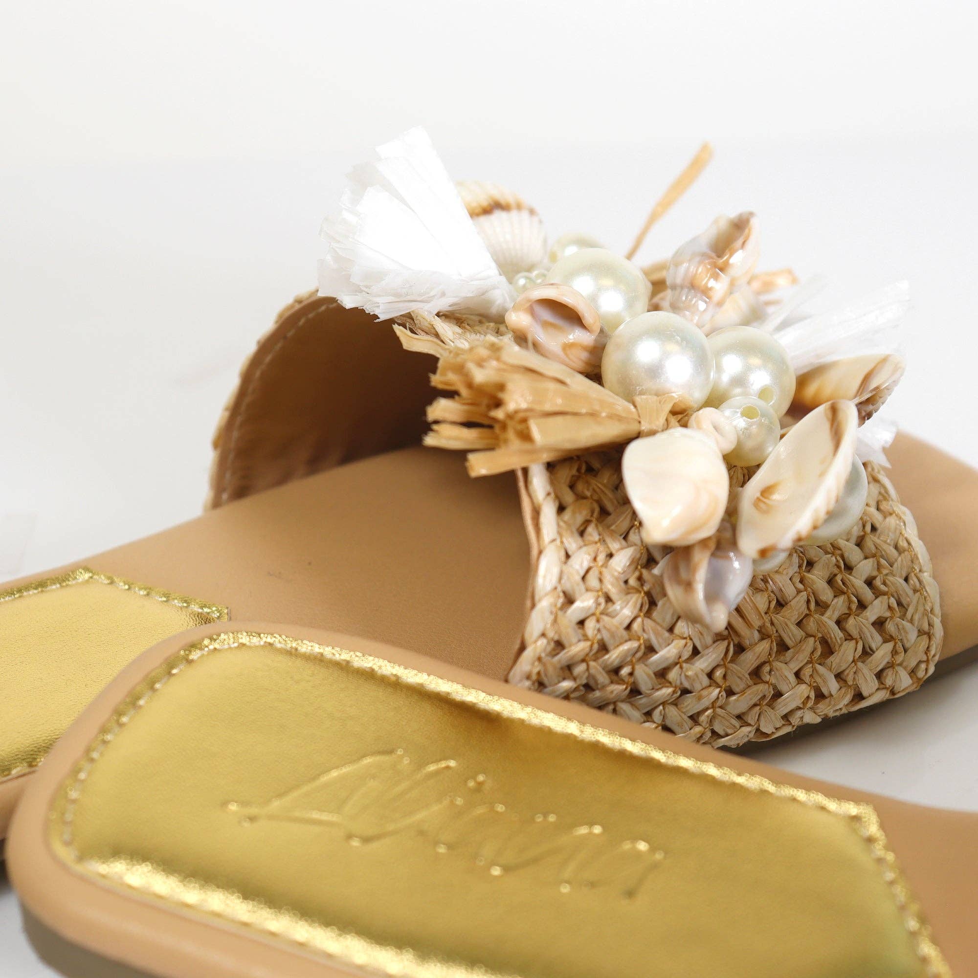 Naturel LEXI-1 SANDALE PLATE EN RAFFIA DE PLAGE AVEC COQUILLAGE ET PERLE NATURELLE en vente sur Faire5