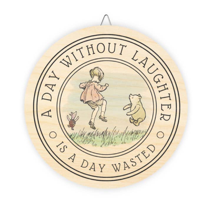 Panneaux en bois, Winnie l'ourson A.A. Milne, « A Day Without Laughter », citation Classic Pooh, Christopher Robin, Piglet, décoration d'étagère à livres, Book Nook pour la vente par Terry Heath Art