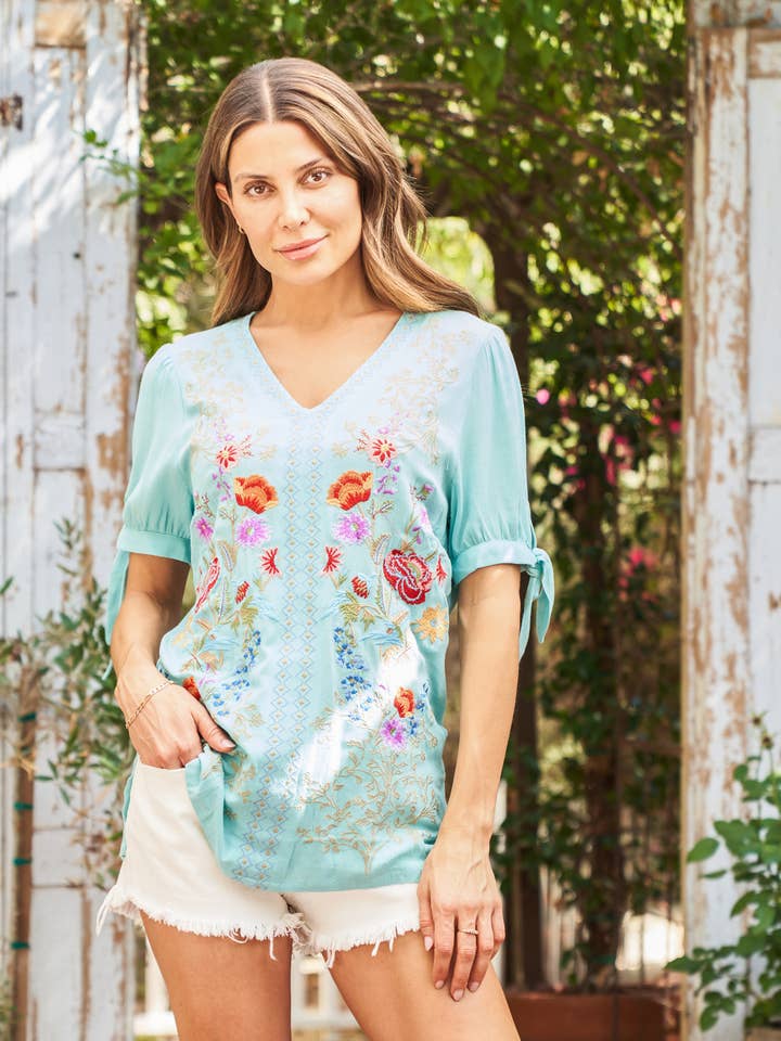 Top in rayon ricamato con maniche a cravatta 6110-MAT per la vendita all'ingrosso da parte di Paparazzi