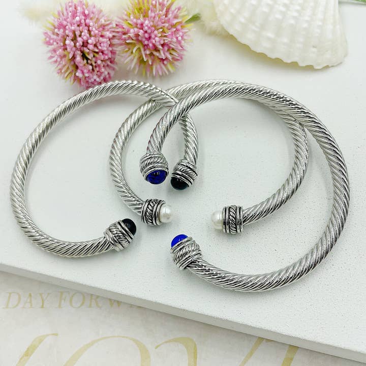 Gedrehtes Metall offen mit Steinen an den Enden Armband für den Großhandel von Cherie by Cherie