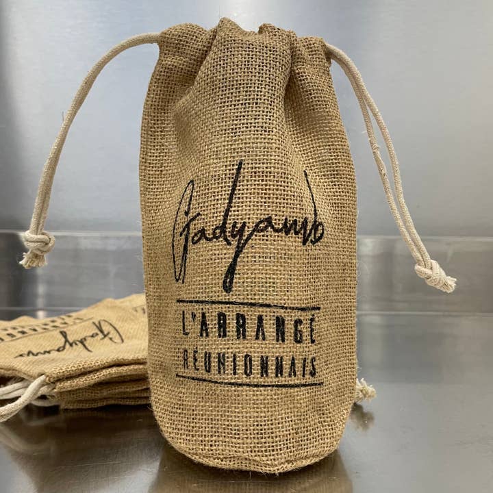 Packaging toile de jute bouteille de Rhum Gadyamb pour la vente par Les Rhums Gadyamb