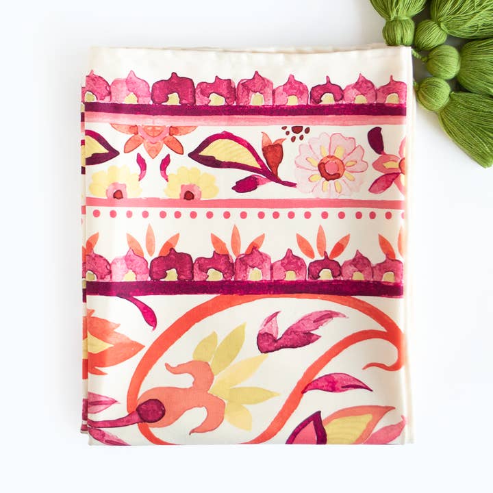 Chemin de table magenta pour la vente par OSLÉ HOME DECOR