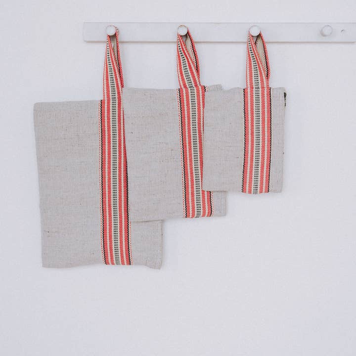 Borsetta da polso, juta / Pochette Belleville Rossa, 3 misure e ulteriori Risultati per pochette juta all'ingrosso. Resi gratuiti e termini di pagamento a 60 giorni su Faire in tendenza su Faire.