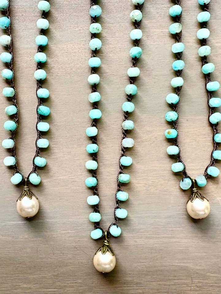 Collier en pierre d'amazonite facettée crocheté avec goutte de perle de verre pour la vente par Twist Style