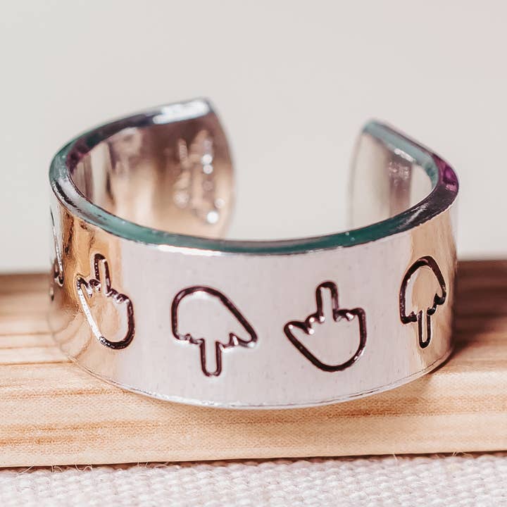 Anello a fascia larga fatto a mano con dito medio per la vendita all'ingrosso da parte di Salt and Sparkle